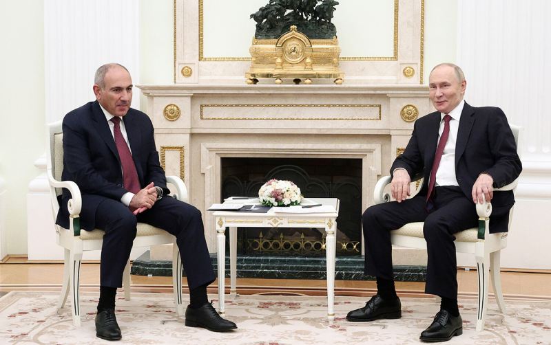 Putin Paşinyanla görüş keçirir 
