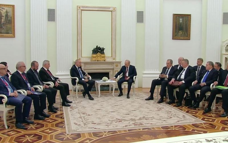 Putin Paşinyanla görüş keçirir 