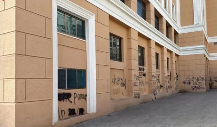 Nizami Kino Mərkəzininn divarına qrafit çəkənlər saxlanıldı 