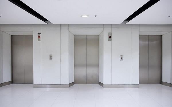 Liftdə köməksiz qalan bina sakini xilas edildi 