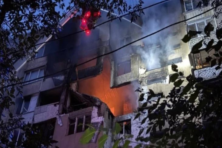 Rusiya Odessada yaşayış binasını vurdu: 3 ölü, 10 yaralı 