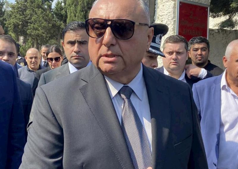 Eldar Mahmudovun oğlu üç ailənin evini dağıdır 
