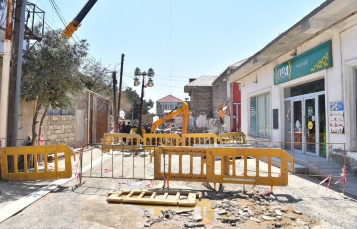 Keşlədə çökən kollektorun qəzalı hissəsi dəyişdirilir 