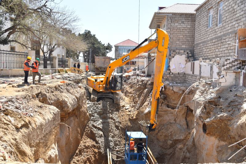 Üzərində evlər tikildiyinə görə çökən kollektorun qəzalı hissəsi dəyişdirilir - Video + Fotolar