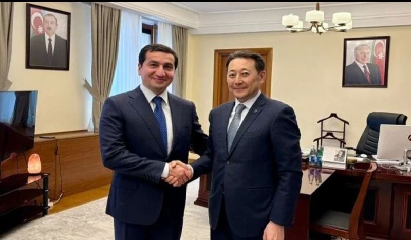 Prezidentin köməkçisi Sarıbayla görüşdü 