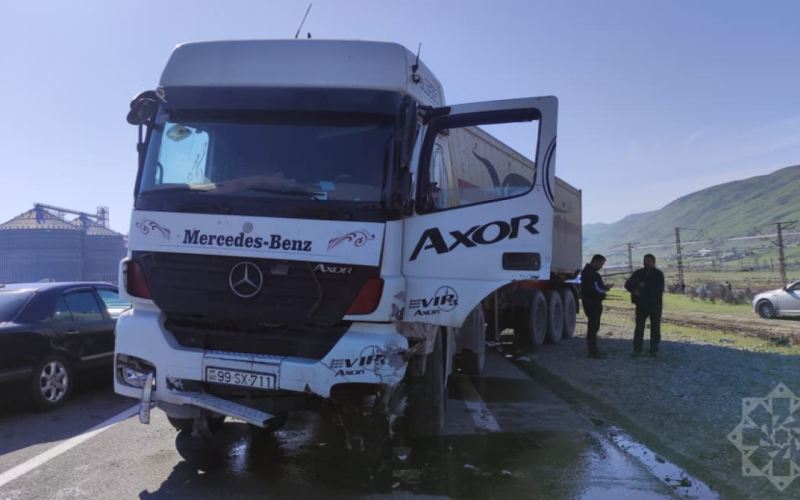 Bakı-Quba yolunda yük və minik avtomobilləri toqquşdu - FOTOLAR 