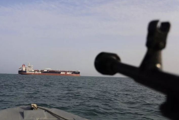 SEPAH-ın hərbi qayıqları Hörmüz boğazını keçməyə çalışan tankerə atəş açıb 