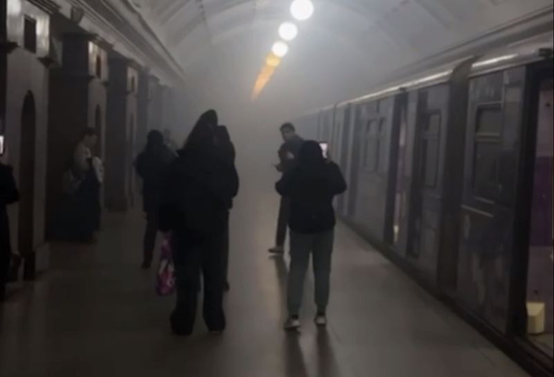 Bakı metrosunda sərnişinlər belə təxliyyə edildi - VİDEO 