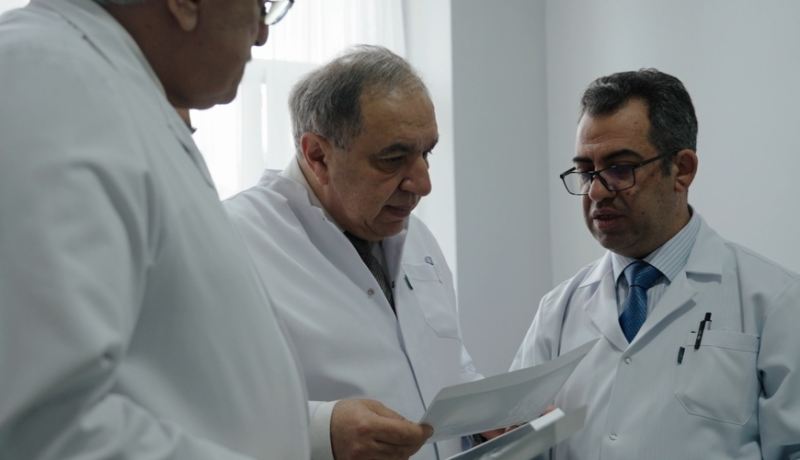 Səhiyyə Nazirliyindən 10 saatlıq unikal əməliyyat: pasiyentin öz sümüyü ilə yeni çənə quruldu