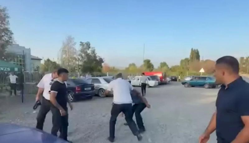 17 yaşlı qızın nişanında mediaya hücum olundu — VİDEO 