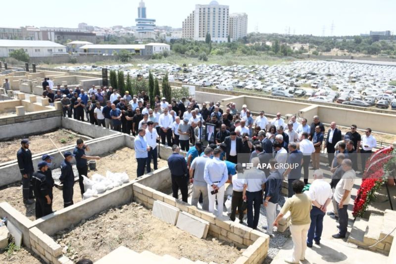 Çingiz Əlioğlu “Qurd qapısı” qəbiristanlığında dəfn edilib - FOTO 