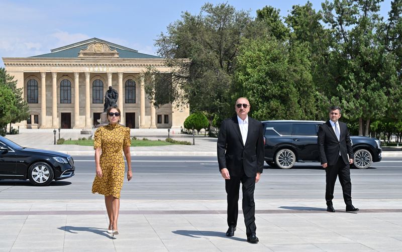 İlham Əliyev və Mehriban Əliyeva Ümummilli Liderin abidəsini ziyarət etdilər - Fotolar 