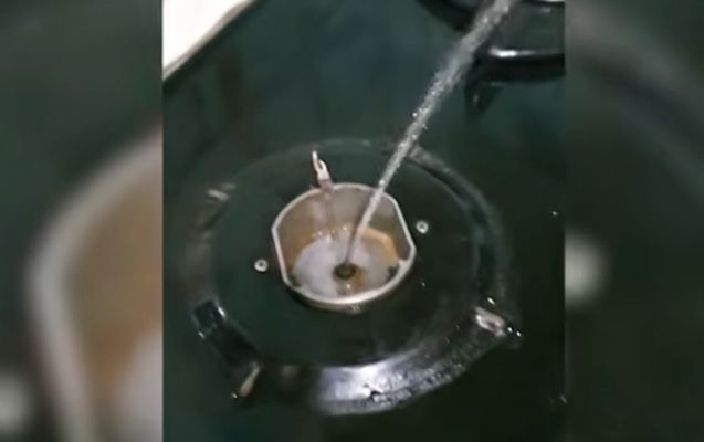 Mətbəxdə qazı açdı, yerinə su gəldi - Video 
