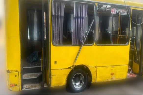 Rusiya Xersonda avtobusu vurdu: 4 nəfər ölüb, 5 yaralı var - FOTO 