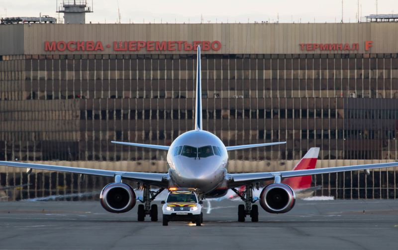 Rusiyada aviaşirkətlərdə xaos - Reyslər 24 saatdan çox gecikir 