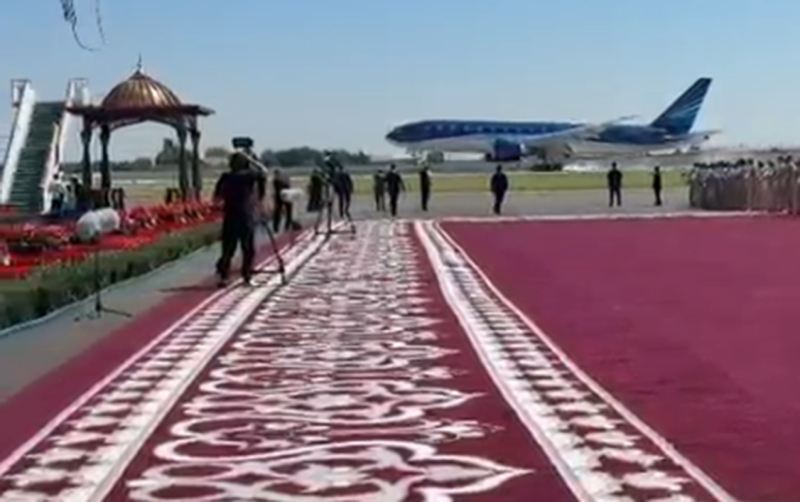 Prezidentin təyyarəsi Buxara aeroportuna endi - Video 