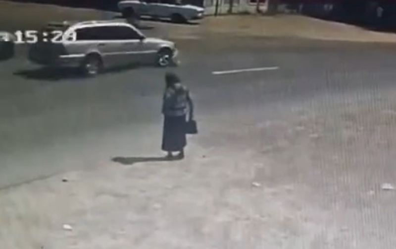 Anasının gözləri qarşısında maşın vurub öldürdü - Video 