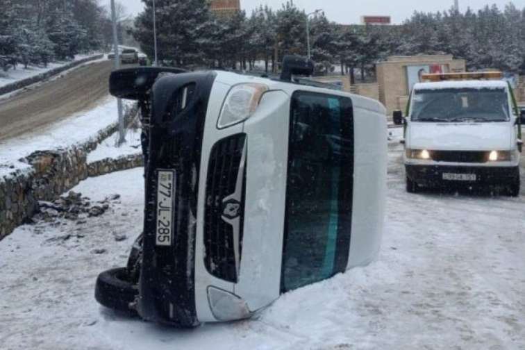 Qusarda mikroavtobus aşdı - 2 nəfər xəsarət aldı 