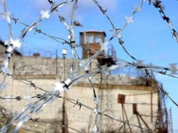 Qardaşı uşaqlarını baltalayan şəxs həbsdə özünü öldürdü 