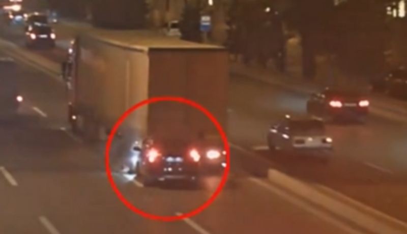 “Bağırov” tunelindən keçə bilməyən yük maşını qəzaya düşdü- Video 