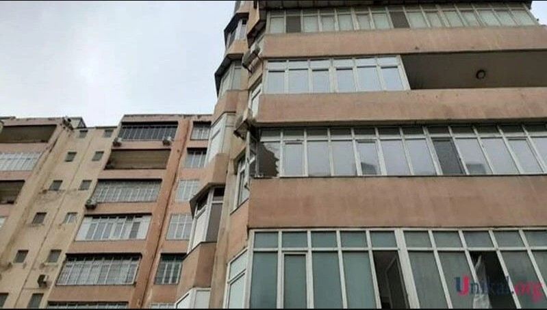 Külək məşhur biznes mərkəzinin fasadını qopardı - Video 