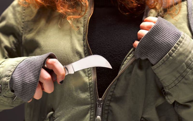 Anasını döydüyü üçün atasını bıçaqlayan 15 yaşlı qız - Ev dustağı oldu 