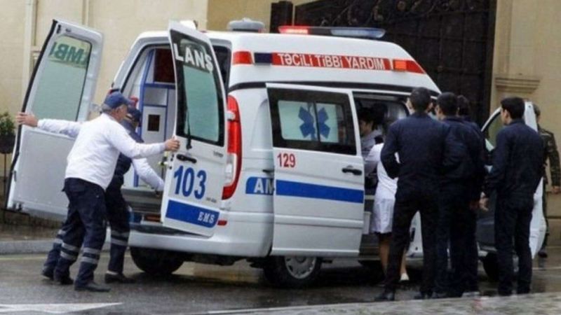 Yıxılan gəncin qarnına dəmir parçası batdı 