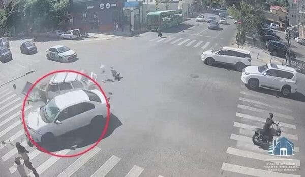 Qırmızı işıqda keçdi, maşını aşırdı - Anbaan video 