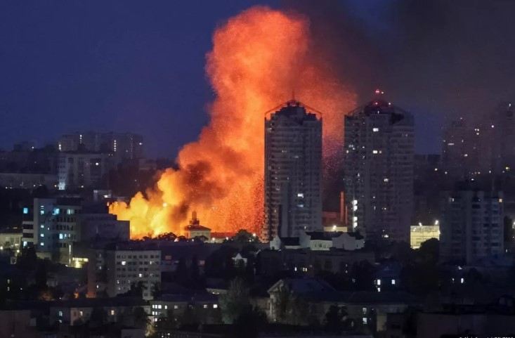 Kiyev kütləvi raket və PUA hücumuna məruz qalıb 