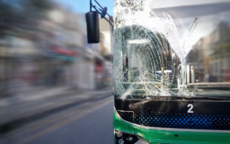 Bakıda zəncirvari qəza - Avtobuslar bir-birinə çırpıldı 