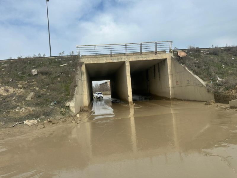 Aeroport yolunda tunel keçilməz oldu: Sürücülər üçün təhlükəli vəziyyət  (VİDEO) 