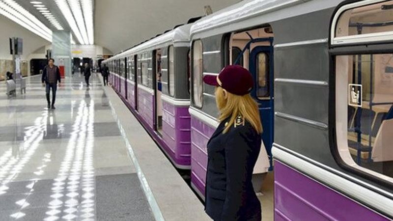Bakı metrosunda sərnişinlə dolu qatar tüstüləməyə başladı 
