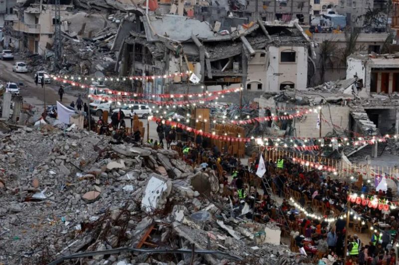 Qəzza zolağında Ramazan ayı: Dağıntılar arasında iftar süfrəsi açıldı 