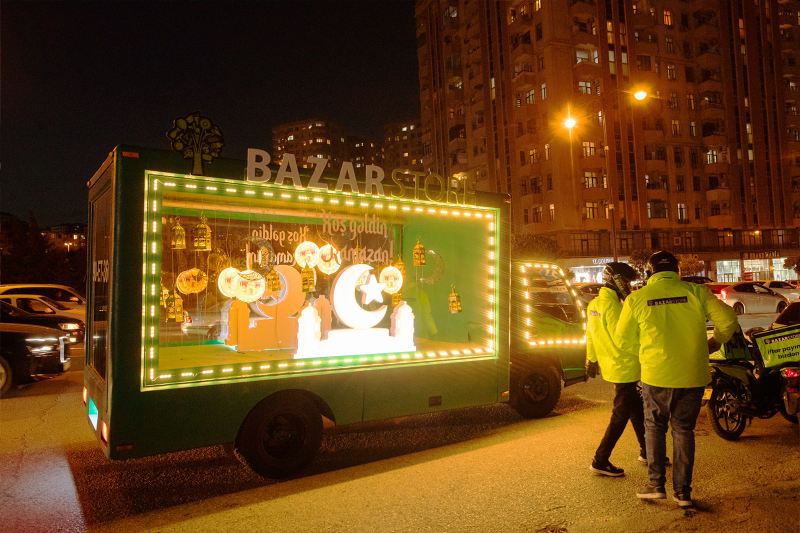 Bazarstore tıxacda qalan oruclular üçün iftar paketləri paylayıb - Fotolar
