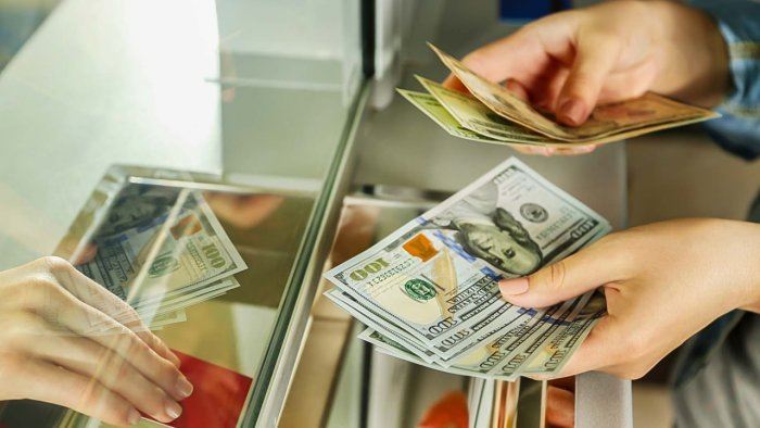 Azərbaycanda dollar satışı kəskin AZALIB 