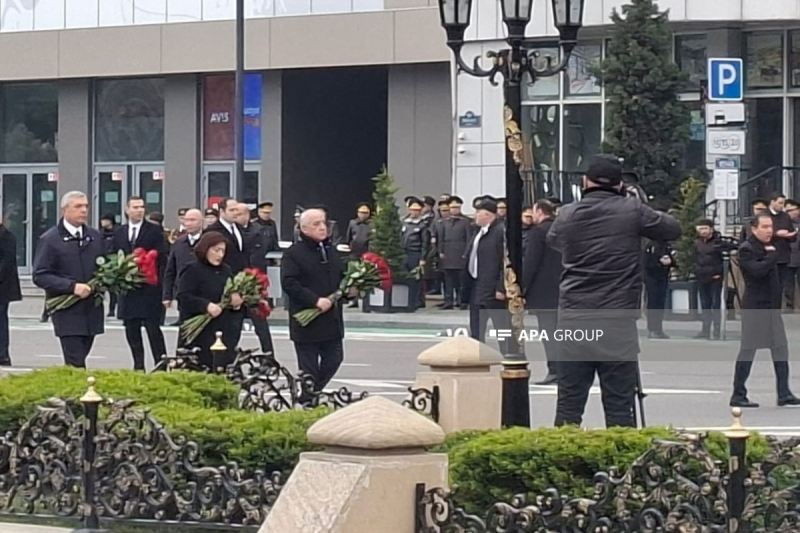 Dövlət və hökumət rəsmiləri Bakıdakı \"Ana harayı\" abidəsini ziyarət ediblər 