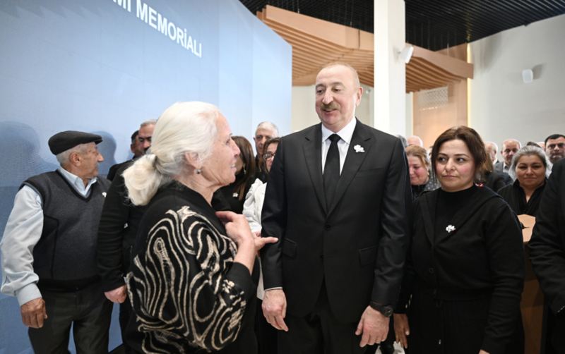 “Razı olarsınızmı boynunuzu qucaqlayıb, üzünüzdən öpüm?” 