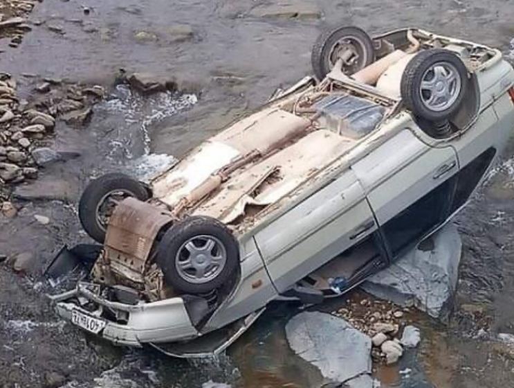 Buzlu yolda sürüşən maşın çaya aşdı 