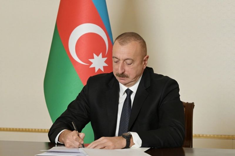 Prezident bir qrup şəxsi təltif etdi 