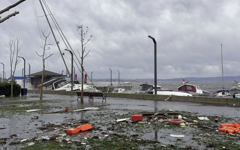 İstanbulda şiddətli fırtına, qayıqlar batdı 