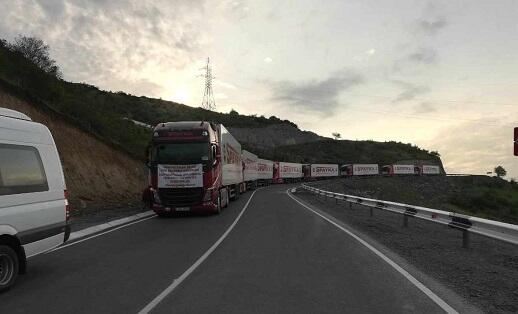 Gürcüstan Ermənistan maşınları üçün yolu bağladı 