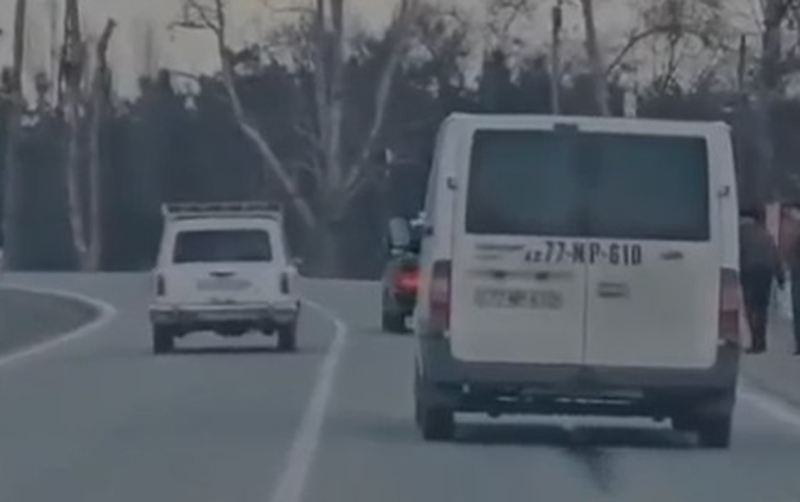 Sərxoş sürücü magistralda təhlükəli manevrlər etdi - Video 