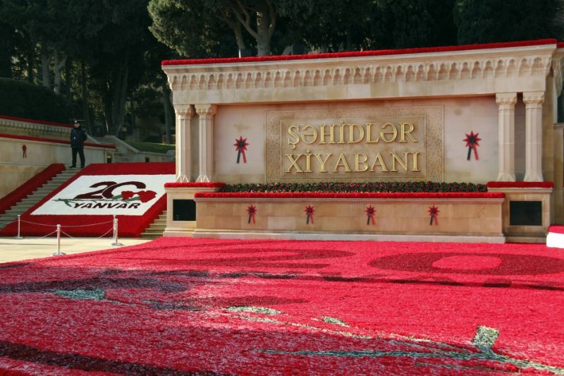 Əli Əsədov və Sahibə Qafarova Şəhidlər xiyabanını ziyarət edib 