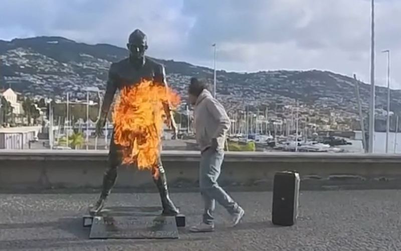Ronaldonun heykəlini yandırdılar 