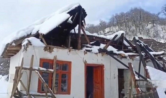 Lerikdə güclü qar: evin damı çökdü 