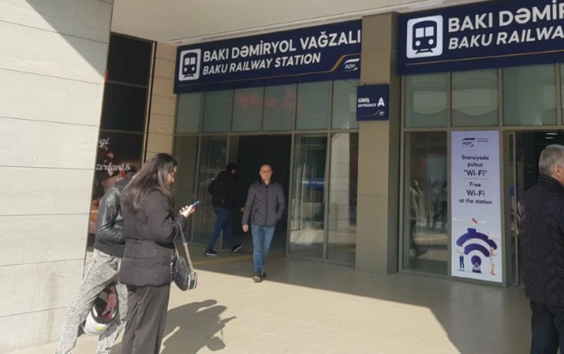 Dəmiryol Vağzalının girişində yıxılıb öldü 