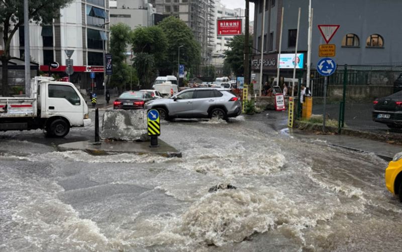Güclü leysan İstanbul küçələrini iflic etdi - Fotolar 