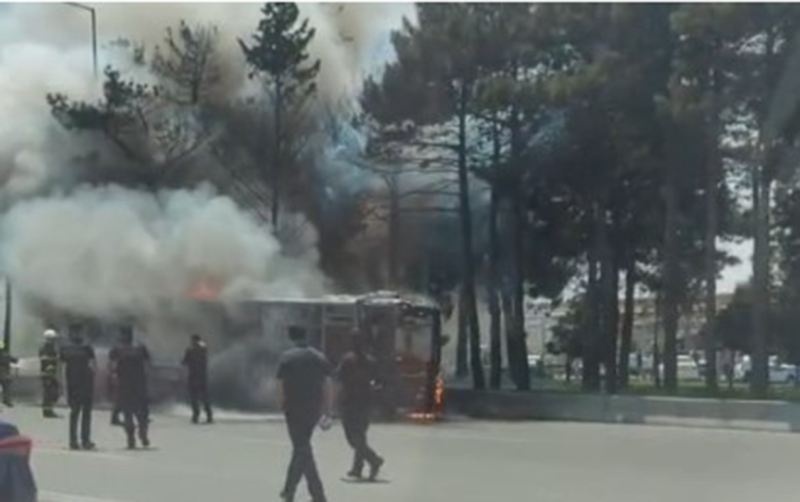 Bakıda avtovağzalın yaxınlığında avtobus yandı 