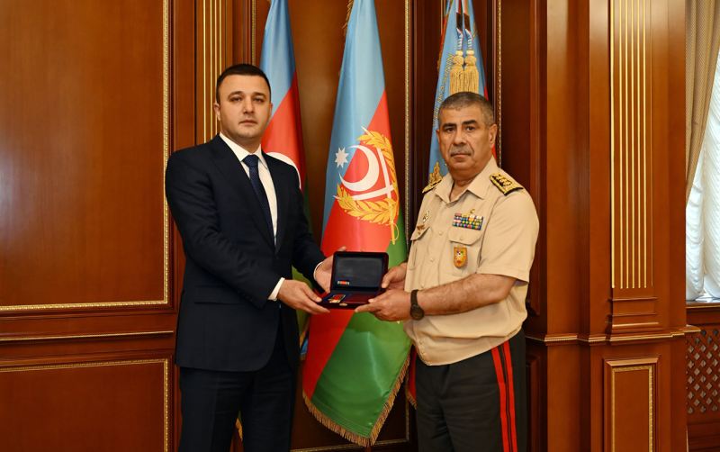 Zakir Həsənov Aqil Qurbanova medal təqdim etdi 