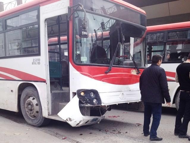 Xırdalanda minik avtomobili sərnişin avtobusuna çırpıldı - Video 